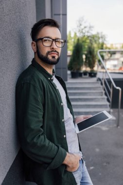 Dijital tablet kullanan adam 