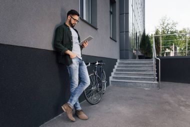 Dijital tablet kullanan adam 