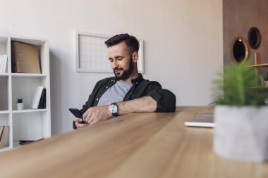 Akıllı telefon kullanan adam 