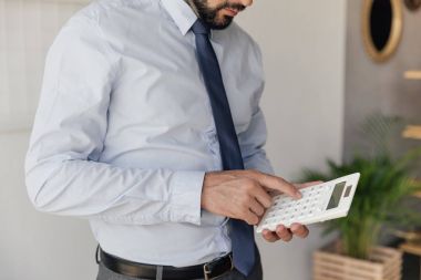 hesap makinesini kullanarak iş adamı