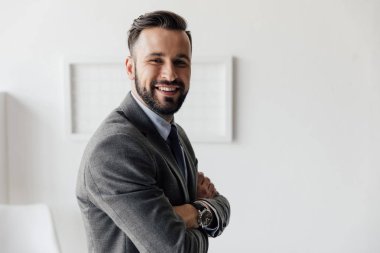 Takım elbiseli şık iş adamı