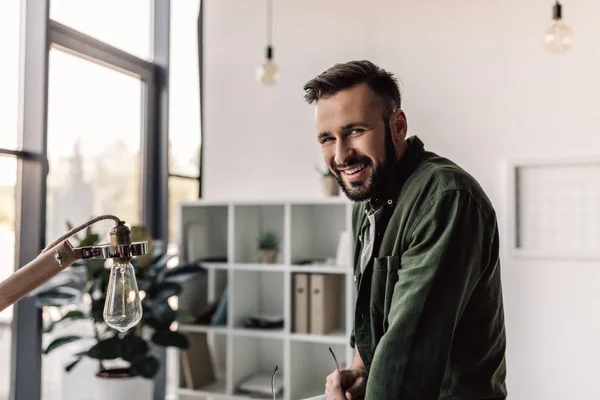 Sorridente uomo d'affari barbuto — Foto Stock