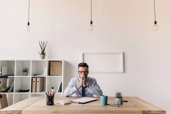 Tankeväckande skäggiga affärsman — Stockfoto