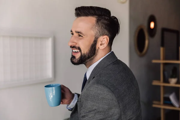 Бородатый бизнесмен на кофе-брейке — стоковое фото