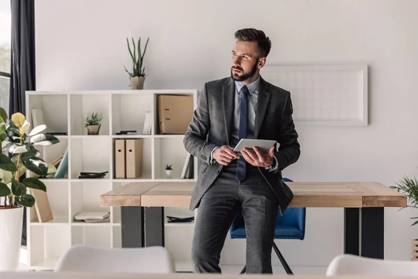 Businessman using digital tablet — Stock Photo, Image