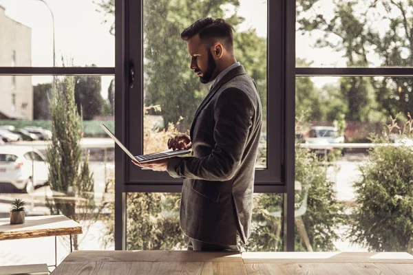 Biznesmen korzystający z laptopa — Zdjęcie stockowe