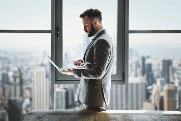 Hombre de negocios usando portátil — Foto de Stock