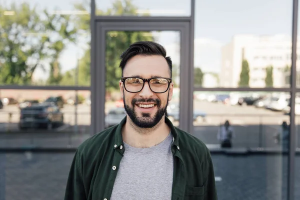 Junger Mann mit Brille — Stockfoto