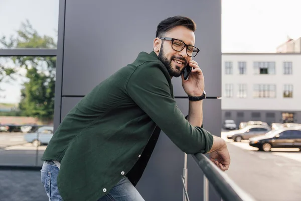 Homem usando smartphone — Fotografia de Stock