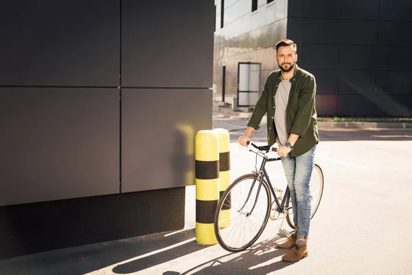 Uomo in piedi con bicicletta — Foto Stock