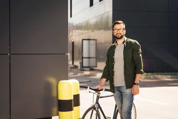 Homem de pé com bicicleta — Fotografia de Stock