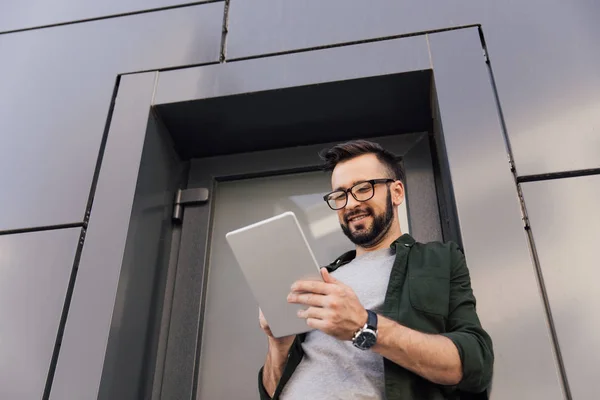 Mann nutzt digitales Tablet — Stockfoto