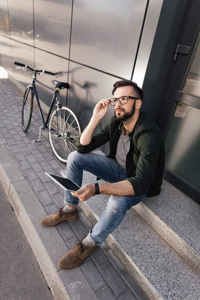 Homem usando tablet digital — Fotografia de Stock