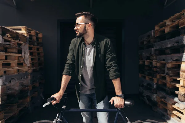 Hombre de pie con bicicleta — Foto de Stock