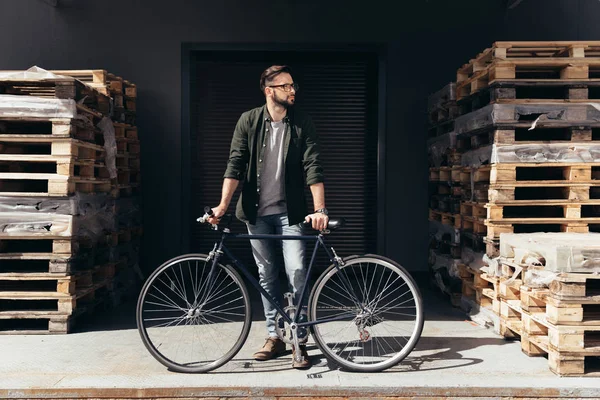 Молодий чоловік з велосипедом — стокове фото