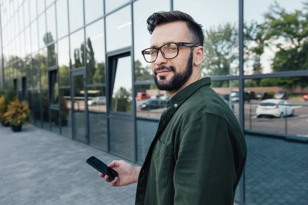 Man met smartphone — Stockfoto