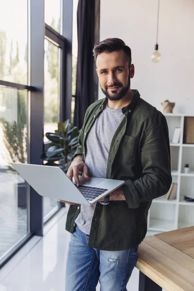 Mann benutzt Laptop — Stockfoto