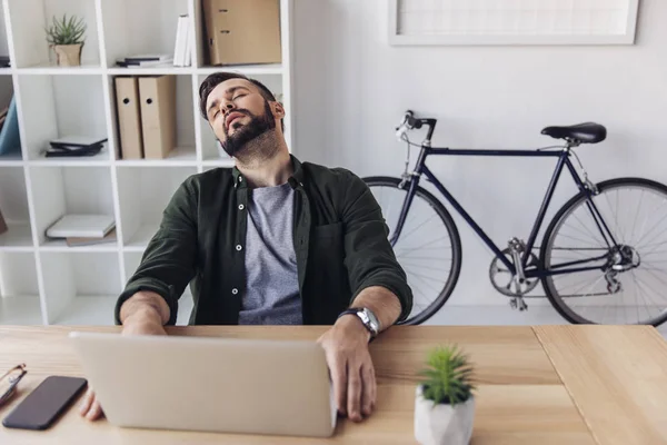 Homem usando laptop — Fotografia de Stock