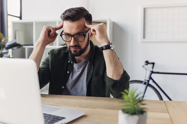 Man using laptop — Stock Photo, Image