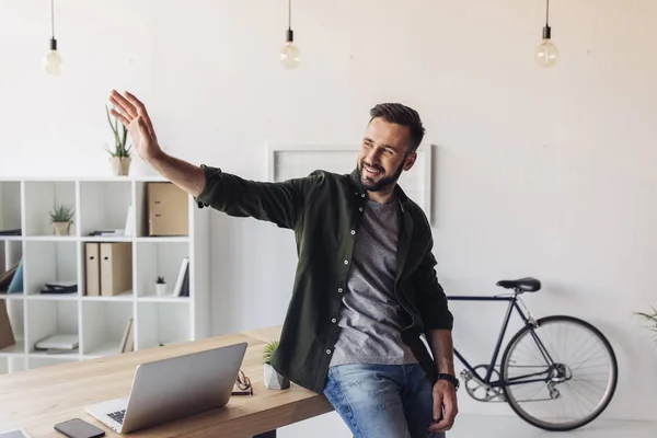 Man using laptop — Stock Photo, Image