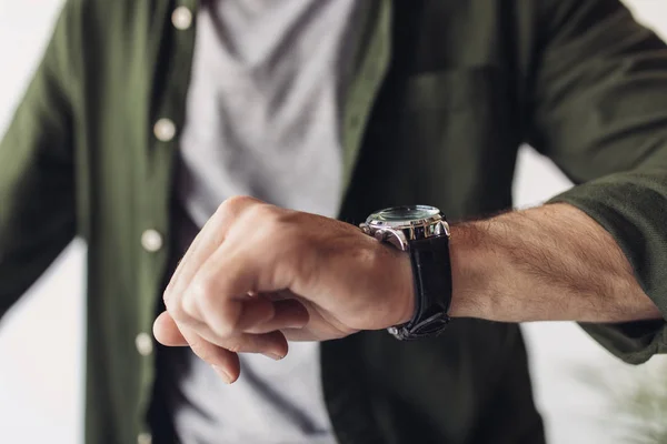 Człowiek sprawdzanie zegarek na rękę — Zdjęcie stockowe