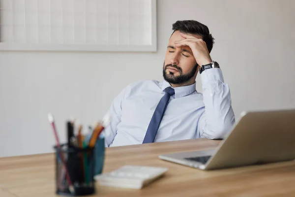 Empresário cansado no local de trabalho — Fotografia de Stock