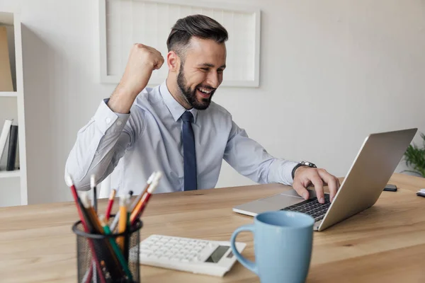 Zakenman werkt aan laptop — Stockfoto