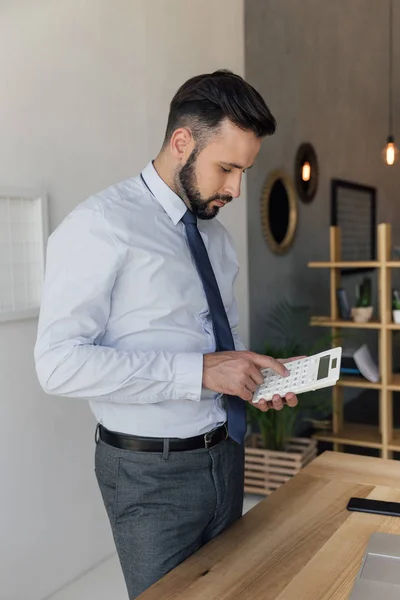 Empresário usando calculadora — Fotografia de Stock