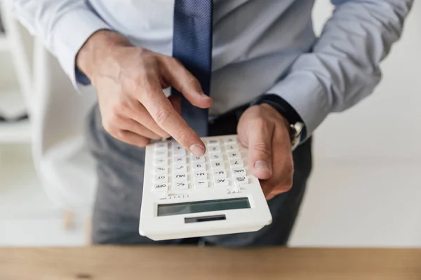 Бизнесмен с помощью калькулятора — стоковое фото