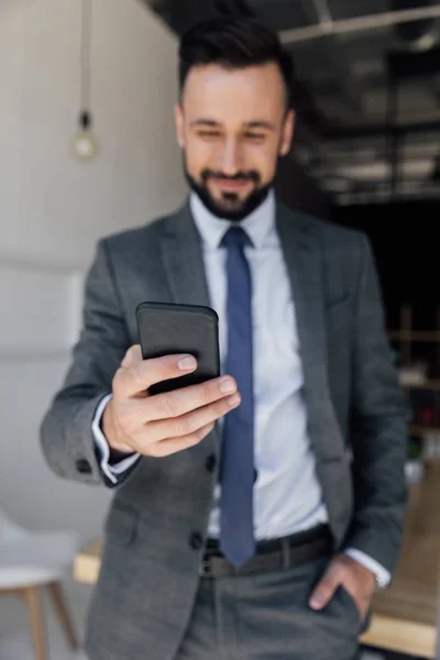 Uomo d'affari utilizzando smartphone — Foto Stock