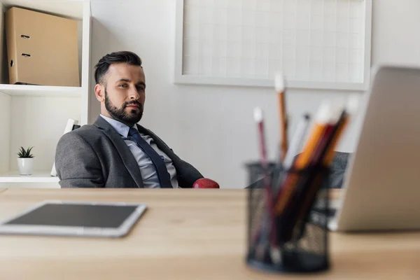 Uomo d'affari seduto sul posto di lavoro — Foto Stock