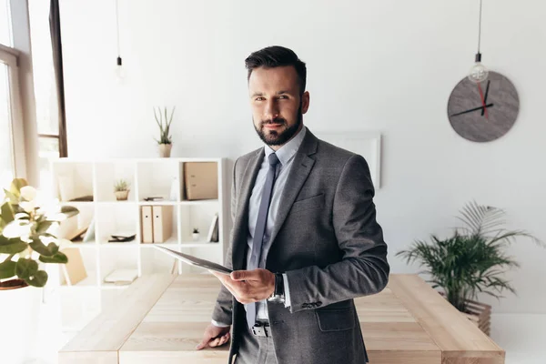 Empresario sosteniendo tableta — Foto de Stock