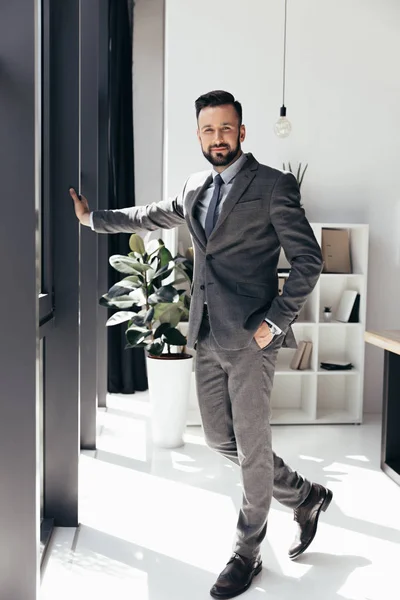 Young bearded businessman in suit — Stock Photo, Image