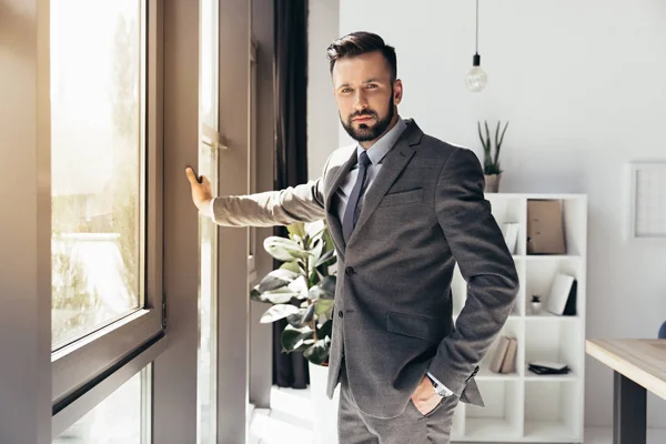 Young bearded businessman in suit — Stock Photo, Image