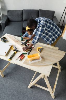 Afrikalı-Amerikalı baba ve oğul yenileme yapıyor