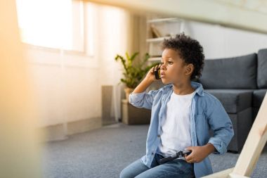 Telefonla konuşurken çok güzel afro çocuk