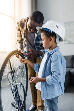 Afro baba ve oğul Bisiklet tamir
