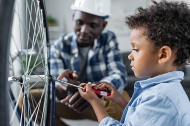 Afro baba ve oğul Bisiklet tamir