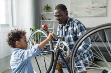 Afro baba ve oğul Bisiklet tamir