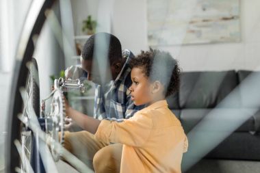 Afro baba ve oğul Bisiklet tamir