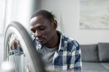 afro adam evde Bisiklet tamir