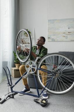 afro adam evde Bisiklet tamir