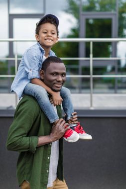 afro sevimli baba piggybacking