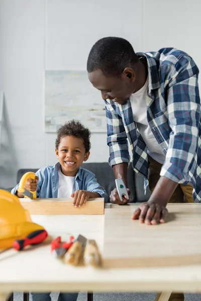 Afro-americano pai e filho fazendo renovação — Fotografia de Stock