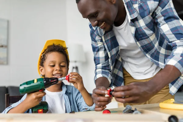 Афро-американський батько і син роблять ремонт — стокове фото