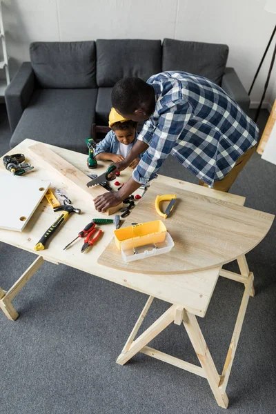 Afrikalı-Amerikalı baba ve oğul yenileme yapıyor