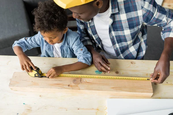 Afroamerické otec a syn dělá renovace — Stock fotografie