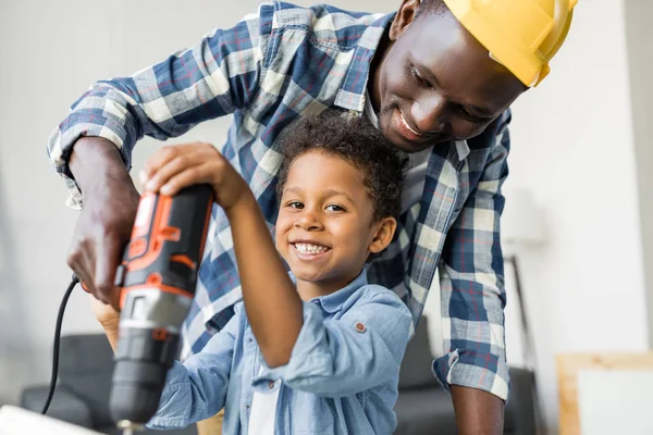 Afrikaans-Amerikaanse vader en zoon doen renovatie — Stockfoto