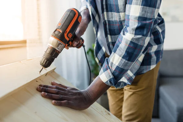 Afroamerikansk man med perforator — Stockfoto