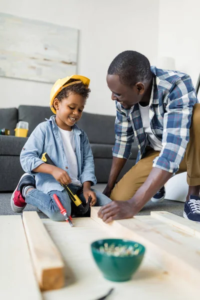 Afrikalı-Amerikalı baba ve oğul yenileme yapıyor